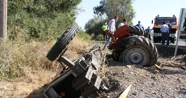 Traktör ikiye ayrıldı, baba oğul ağır yaralandı