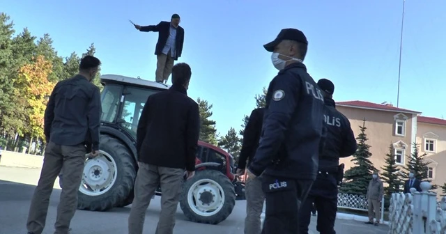 Traktörün üzerinde boğazına bıçak dayayan yaşlı adamı vali ikna etti