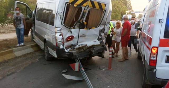 Tur otobüsü ile servis minibüsü çarpıştı: 5 yaralı