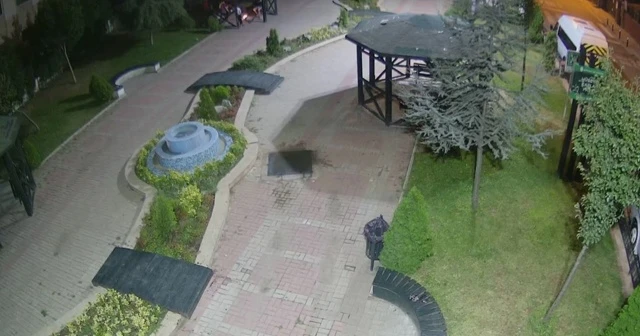 Ümraniye’de akıllara durgunluk veren görüntü: Parkta mangal yakarak, bankları kırdılar