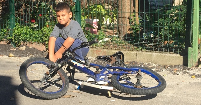 Yol kenarındaki çocuğun bisikletini ezdi