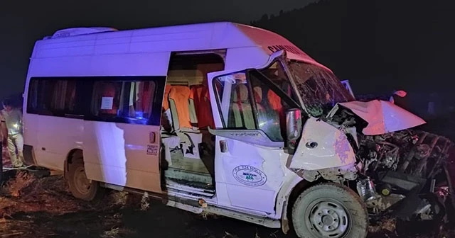 Yolcu minibüsü ile traktör çarpıştı