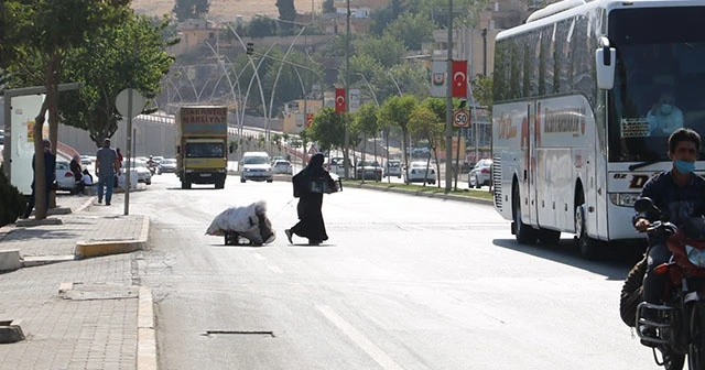 Yolun karşısına geçmeye çalışırken canından oldu