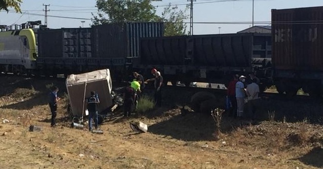 Yük treni kamyonu biçti: 1 ölü