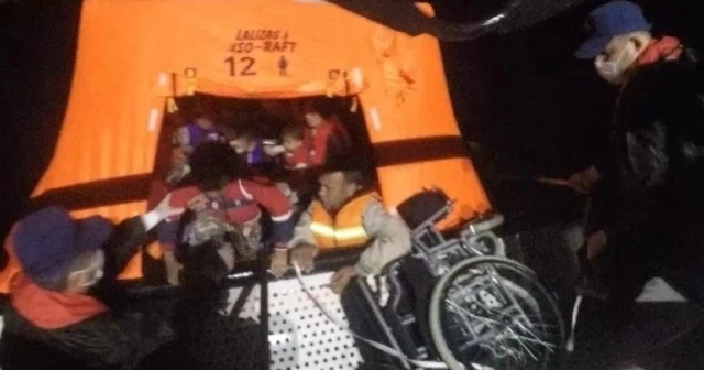 Yunanlılar geri itti, Türk Sahil Güvenlik kurtardı