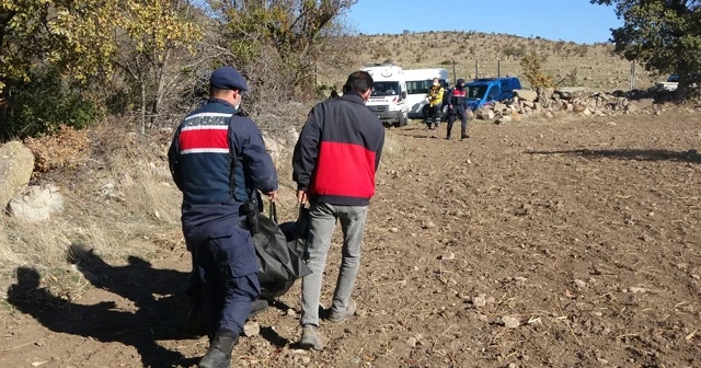 1 haftadır aranan yaşlı kadının tarlada ölü bulundu
