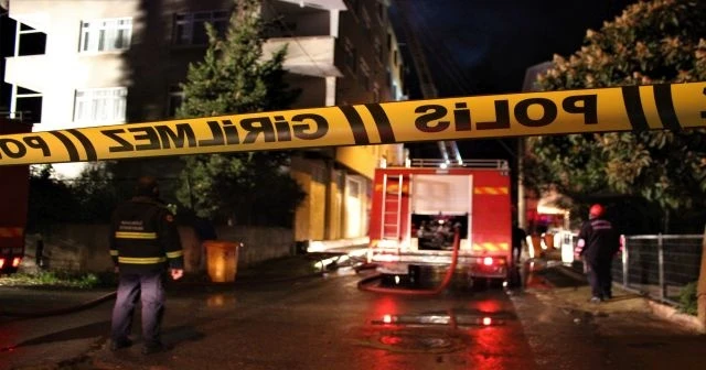 4 katlı binanın çatısı alev alev yandı