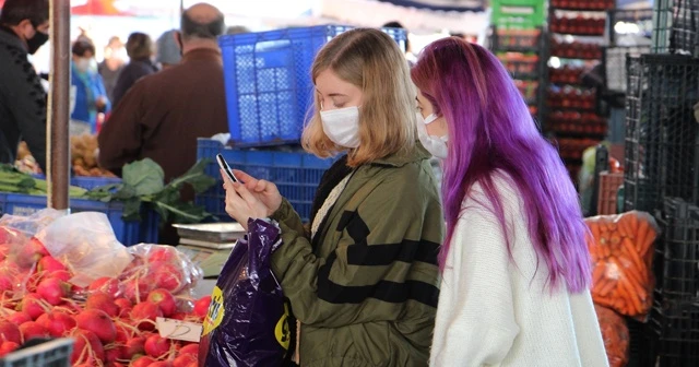65 yaş üzeri çekildi, pazar alışverişleri gençlere kaldı