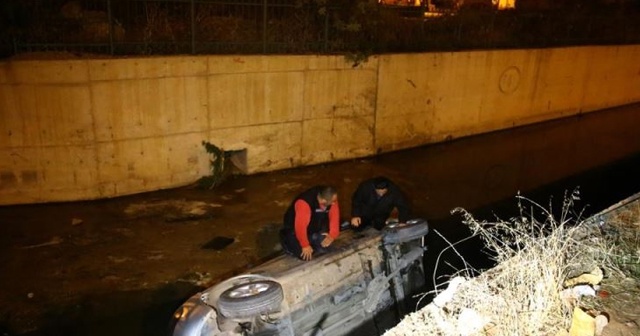 Adana&#039;da dere yatağına düşen aracın üstünde kurtarılmayı beklediler