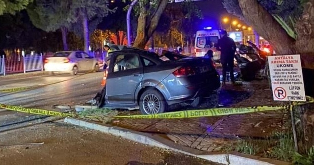 Ağaca çarpan otomobil ikiye bölündü: 1 ölü, 1 yaralı