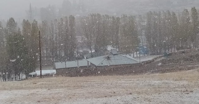 Ağrı’ya mevsimin ilk karı yağdı