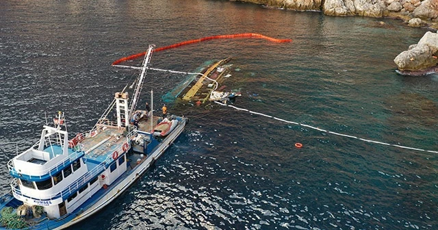 Alanya’da alabora olan tekne karaya çıkarıldı