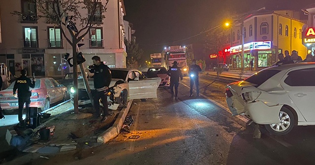 Alkollü sürücü kırmızı ışıkta bekleyen araca çarptı