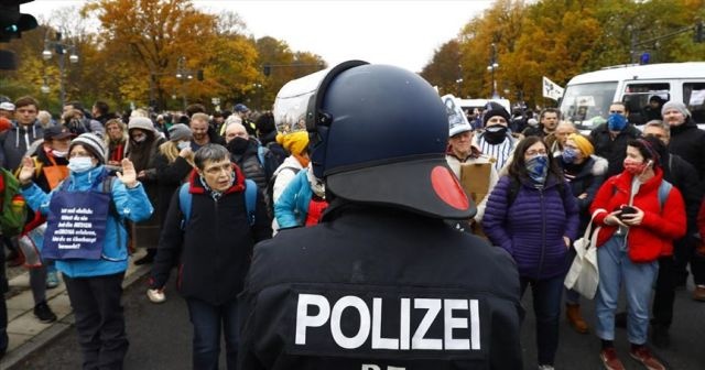 Almanya&#039;da Covid-19 önlemlerinin sertleştirilmesi protestoların fitilini ateşledi