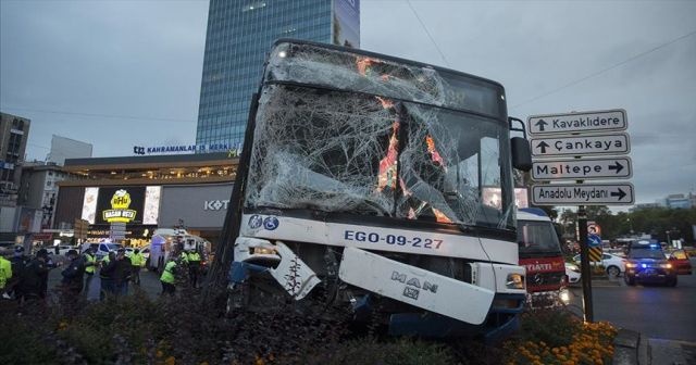 Ankara&#039;da 2 otobüsün karıştığı trafik kazası KGYS kameralarına yansıdı