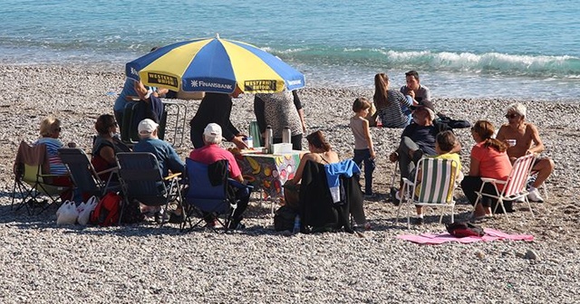 Antalya&#039;da 65 yaş ve üstü vatandaşların deniz keyfi