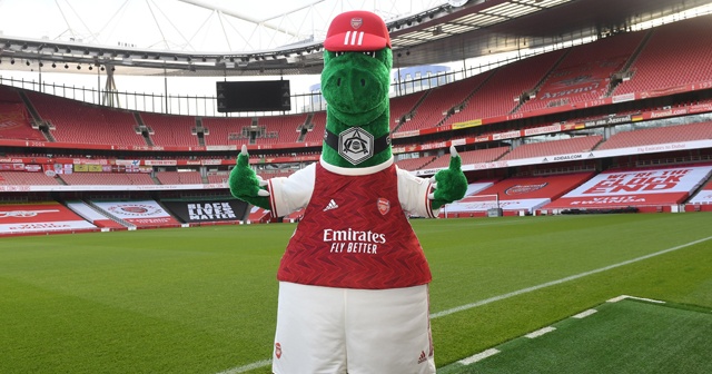 Arsenal&#039;ın maskotu Gunnersaurus geri döndü