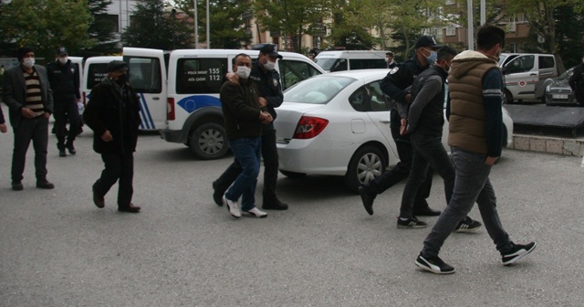 Asker eğlencesi yapan gençler polise saldırdı