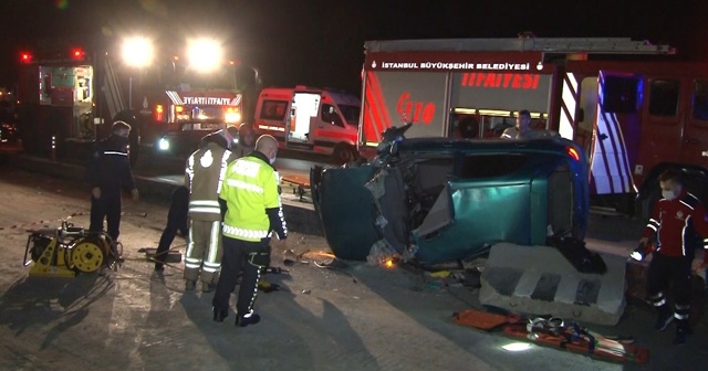 Avcılar’da taş bariyerlere çarpan otomobil takla attı: 1 yaralı