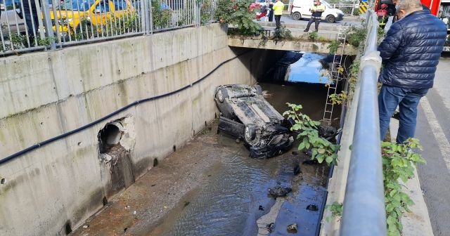 Bağcılar’da araç dereye uçtu