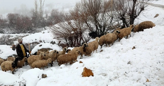 Bayburt’un yüksek kesimlerine kar yağdı