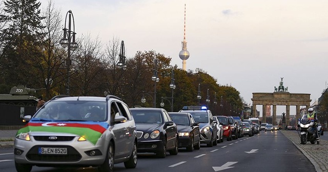 Berlin'de konvoylu Karabağ zaferi kutlaması