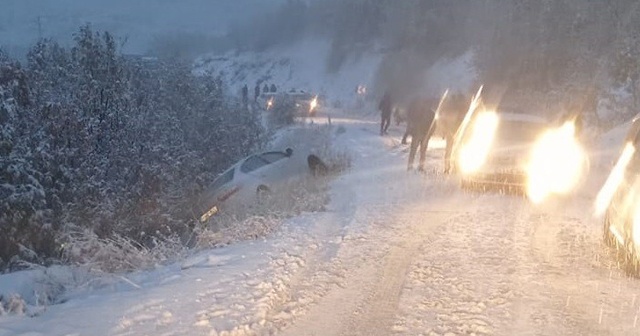 Bingöl’de kar nedeniyle araçlar yol kaldı