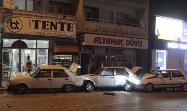 Bursa&#039;da zincirleme trafik kazası: 2 yaralı