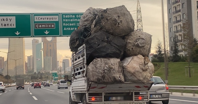 Çuval yüklü kamyonet TEM&#039;de tehlike saçtı