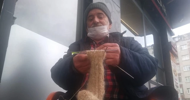 Dedesinden görüp 6 yaşında yapmaya başladığı kıl çorabı örmeyi 60 yıldır sürdürüyor