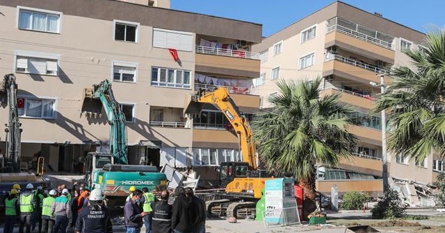 Depremde çöken Barış Sitesi&#039;nde yıkım çalışması başlatıldı