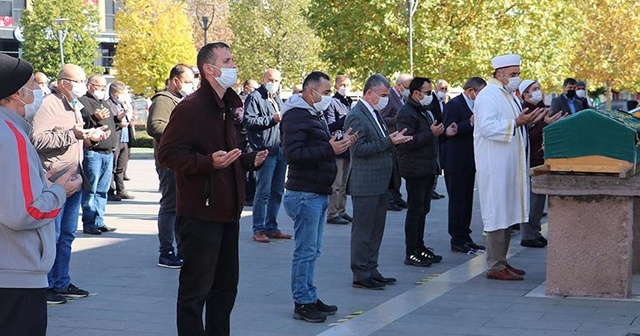 Depremde ölen emekli öğretmen toprağa verildi