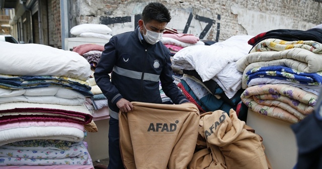 Depremzedelere ait battaniyeleri satılığa çıkardılar