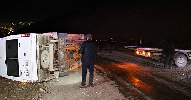 Elazığ’da minibüs devrildi: 3 yaralı