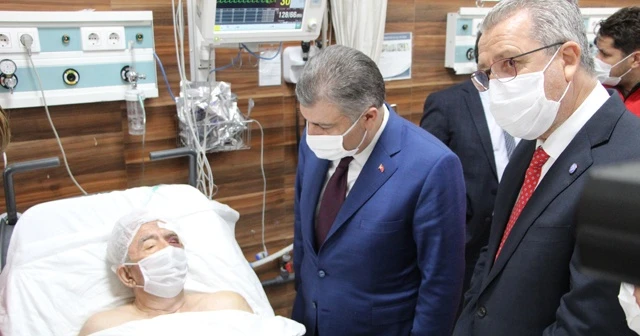 Enkazdan 33 saat sonra kurtarılan yaşlı adama ziyaret