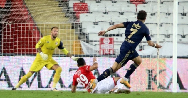 Fenerbahçe üst üste dördüncü galibiyetini aldı