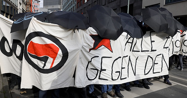 Frankfurt’ta Covid-19 önlemleri karşıtı protestoya polis müdahalesi