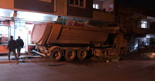 Freni boşalan kamyon iş yerine girdi