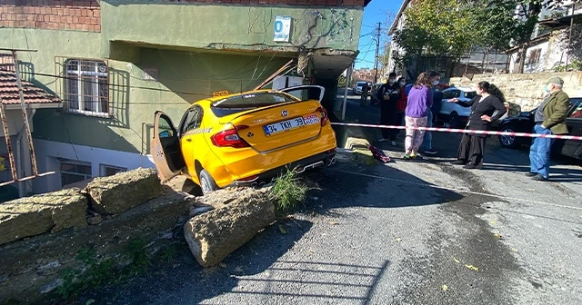 Freni boşalan taksi eve girdi