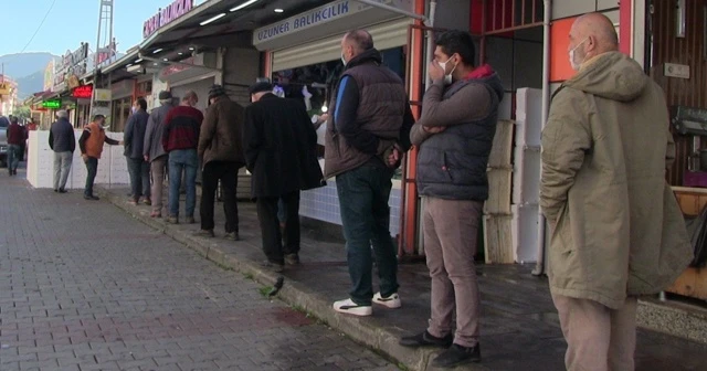Hamsinin kilosu 3 TL'ye düşünce 60 tonu 6 saatte tükettiler
