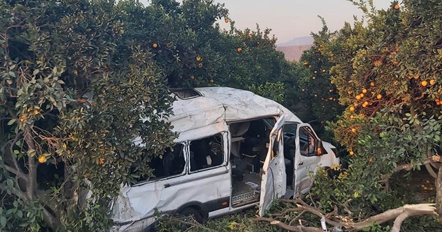 Hatay&#039;da tarım işçilerini taşıyan minibüs devrildi