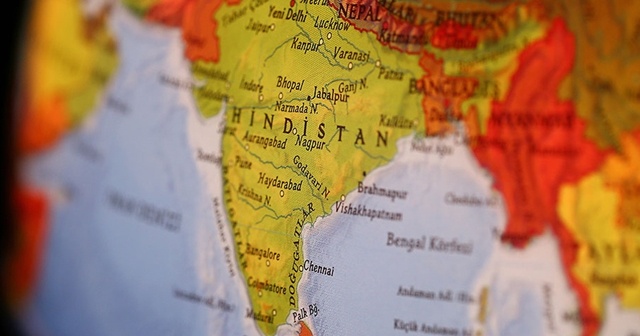 Hindistan&#039;da fabrikanın duvarı çöktü: 6 ölü, 10 yaralı