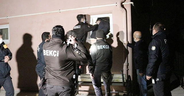 Hırsız alarmında bekçiler tuvalet penceresinden içeri girdi