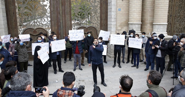 İran&#039;da Dışişleri Bakanlığı önünde Mahabadi suikastı protestosu