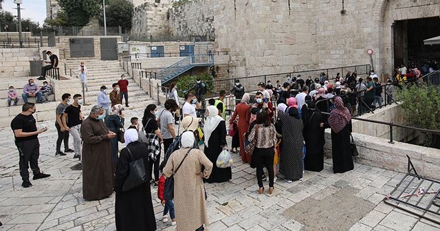 İsrail yüzlerce Filistinlinin Mescid-i Aksa’ya girişine izin vermedi