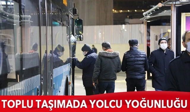 İstanbul'da toplu taşıma araçlarında ve duraklarda yolcu yoğunluğu