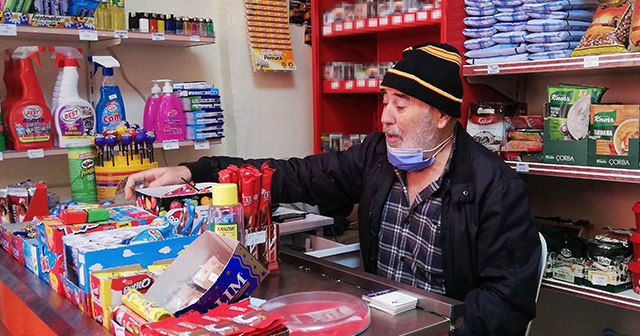 İstanbul’da yaşlı adama markette ekmek bıçağıyla gasp girişimi