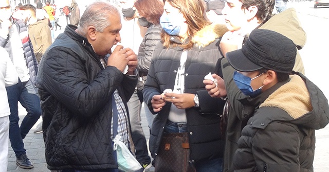 İstiklal Caddesi’nde büfeler önünde yemek yeme yoğunluğu