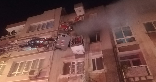 İzmir’de korkutan ev yangında bir kişi dumandan etkilendi