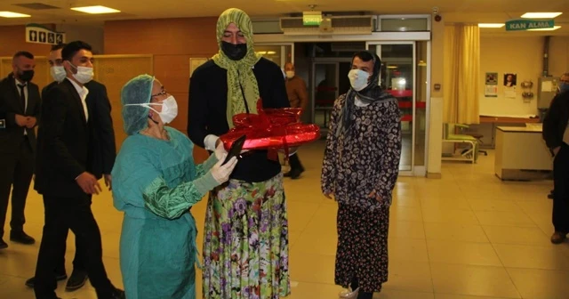 Kadın kıyafetleri giydirilen damat sağlık çalışanlarına baklava ikram etti